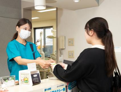 患者様と話す歯科スタッフ
